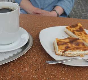 Pause mit Kaffee, Käseplootz bzw. Leberkäsweck