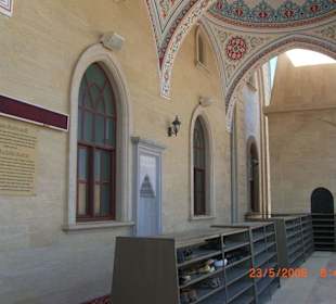 Im Eingang der Moschee