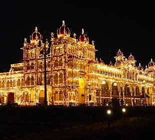Palast mit abendlicher Beleuchtung 
