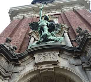 Erzengel Michael mit dem Satan zu Füssenm