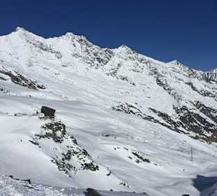 Ausblick auf Felskinn im Skigebiet