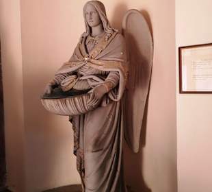 Sandsteinfiguren am Eingang