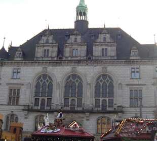 Weihnachtsmarkt mit Rathaus