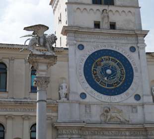 Ausschnitt des Uhrturms mit der Löwensäule