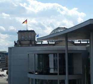 Blick von der Brücke am Paul-Löbe-Haus