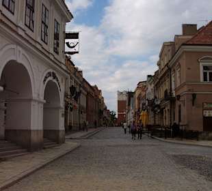 Ulica Opatowska, z lewej kamienica Oleśnickich