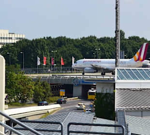 Wenn das Flugzeug einfach die Straße überquert