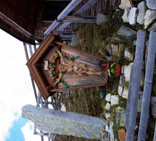 Vor der Hütte