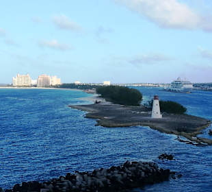 Blick aus der Ferne auf den Hafen