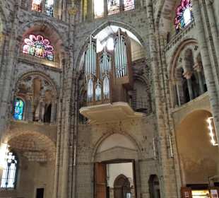 Im Dekagon mit Blick zur Orgel