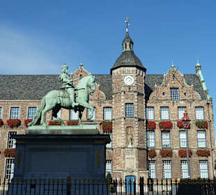 Reiterdenkmal vor dem Rathaus