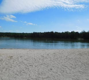 Blick vom Strand auf das Wasser