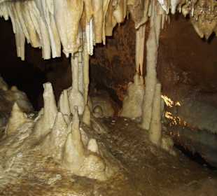 Stalagnát-krápníkový sloup vzniklý srůstem st