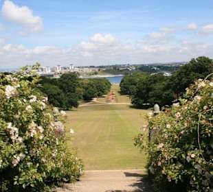 Blick vom Herrenhaus über den Hafen zur Stadt