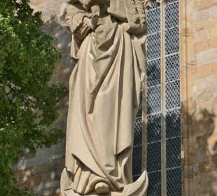 Marienstatue an der Rückseite vom Erfurter Dom