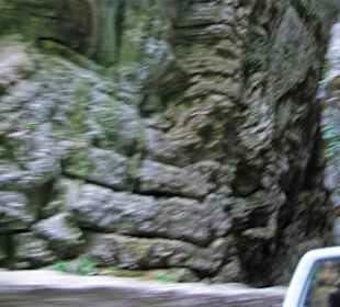 Kleinere Wasserfälle entlang der Strecke