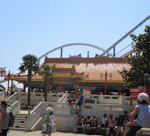 Im Hintergruind Dragon Kahn