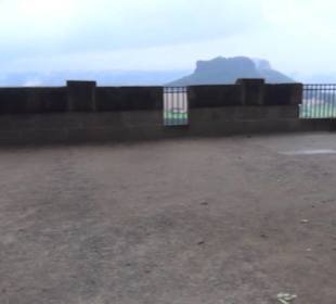 Entlang der Festungsmauer