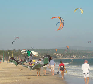 Kitesurfer am Strand