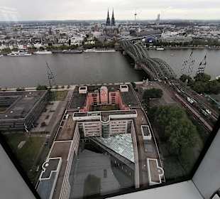 Kölner Seilbahn an der Zoobrücke