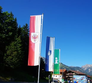 Die Fahnen an der Ortschaft