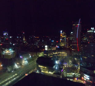 Nachtansicht vom raumfenster. Warsaw Marriott Hotel