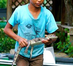 Junge mit Caiman