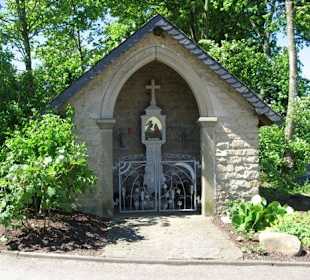 Kapelle oberhalb des Ortes