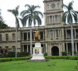 Kamehameha-Statue vor altem Palast