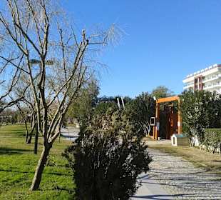 An den Hotels entlang