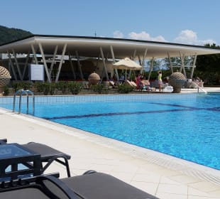 Poolbar mit Gebäck, Cappu, Likör, Bier, Eiscreme..