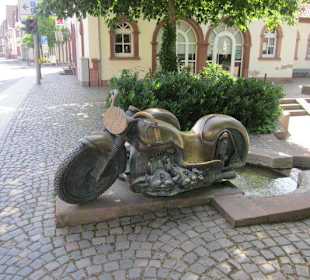 Der bekannte Dorfbrunnen in Herxheim
