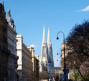 Blick vor dem Rathaus auf die Kirche