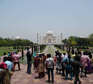 Touristen begaffen den Taj Mahal