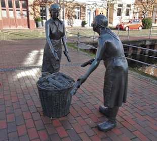 Ansichten des Denkmals für die Torffrauen