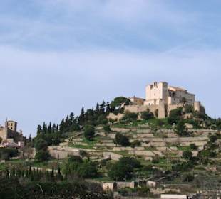 Blick auf die Wallfahrtskirche und Festung