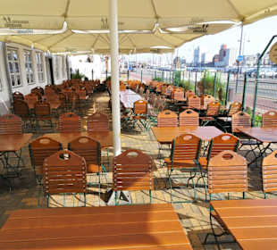 Der Biergarten vor Hansens Brauerei