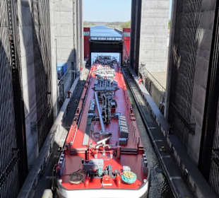 Einfahrt eines Schiffes in den Trog