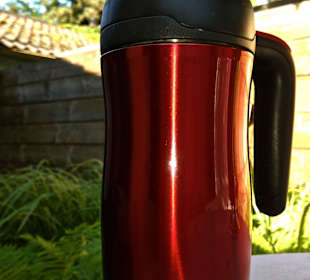 Umweltfreudlicher Kaffeebecher wartet auf Einsatz
