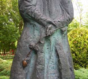 Pomnik J. Kochanowskiego (od tyłu)