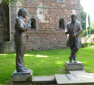 Duden und Zuse vor der Stiftsruine