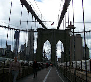 Auf der Brooklyn Bridge mit Blick auf Manhatten