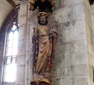 Figuren an den Pfeilern des Langschiffes