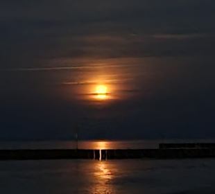 Mond und Ostsee