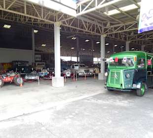 In der Haupthalle des Jesada Fahrzeug Museums