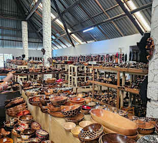 Holzschnitzerdorf Verkaushalle