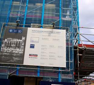 Viele Bautafeln an wichtige Gebäude