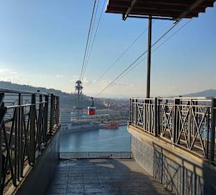 Blick vom hafenpylon hinüber zum Mittelpylon