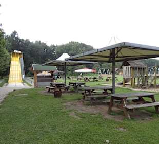Viele Picknick und Grillplätze