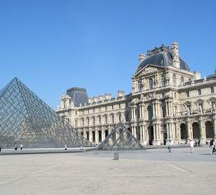 Louvre mit Pyramiden